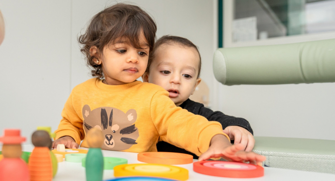 Kinderen spelen met houten speelgoed kinderopvang