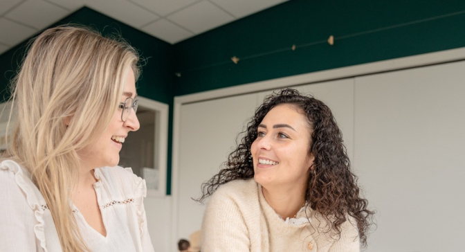 Collega's lachen naar elkaar