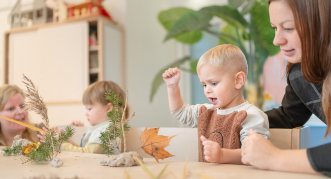 Kind speelt met klei op kinderdagverblijf