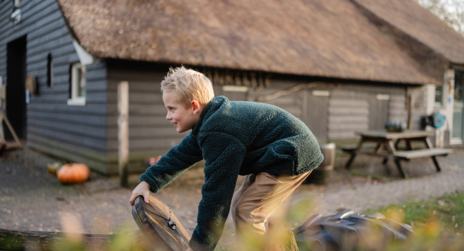 Kind speelt op houten auto