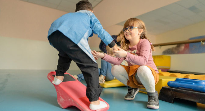 Jongen en meisje spelen met balanceerbord