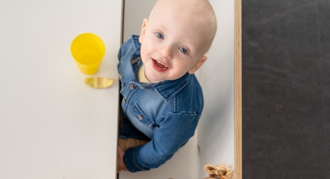 Vrolijk jongetje op kinderdagverblijf