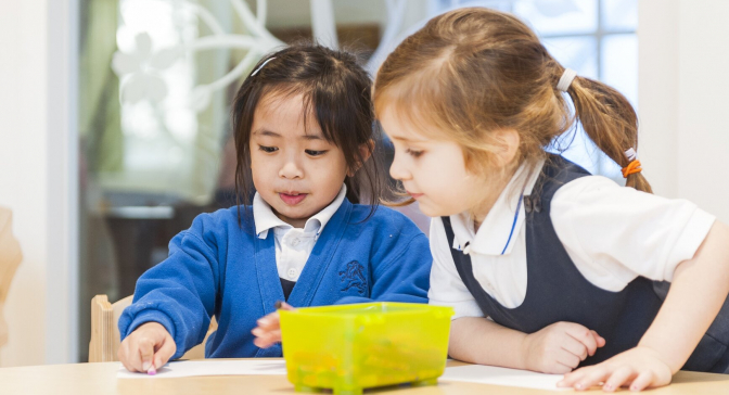Kinderen kleuren aan tafel